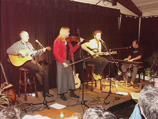 Albert Eigner (vocals, guitar, acoustic bass), Herbert Pilz (vocals, guitar) and Martin Reiter vocals, keyboards) with Inge Shmuck’s violin accompaniment on ‘Sad Lisa’ and ‘Into White’