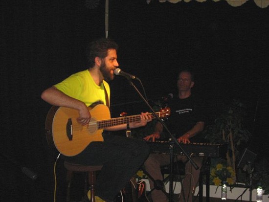 Another great moment, Al and the firecats singing in honor of Cat Stevens, Albert Eigner (vocals, guitar, acoustic bass), (Martin Reiter vocals, keyboards)